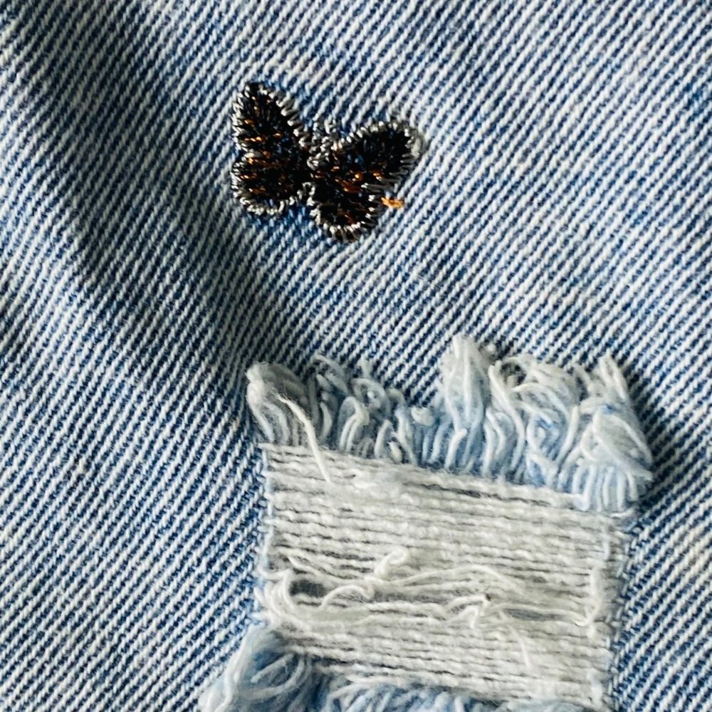 Tinseltown‎ Jean Shorts Junior Sz 5 Blue Distressed Denim Embroidered Butterfly - Picture 2 of 9